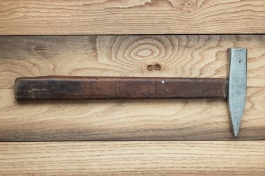 Masanın üzerine eski çekici