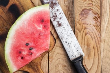 karpuz ve masanın üzerine eski bıçak