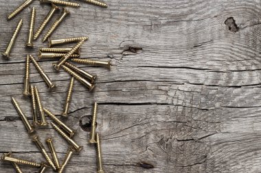 Ahşap masa üzerinde sarı vidalar