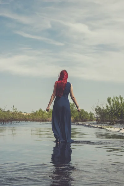 Mujer pelirroja caminando en el río —  Fotos de Stock