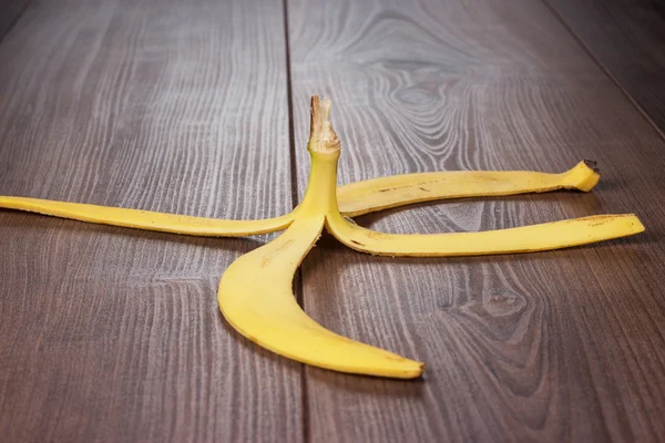 Банановая кожура на деревянном столе — стоковое фото
