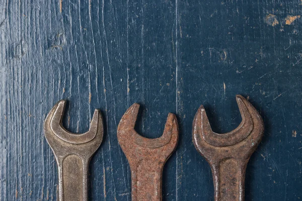 Старые ржавые винтовые ключи — стоковое фото
