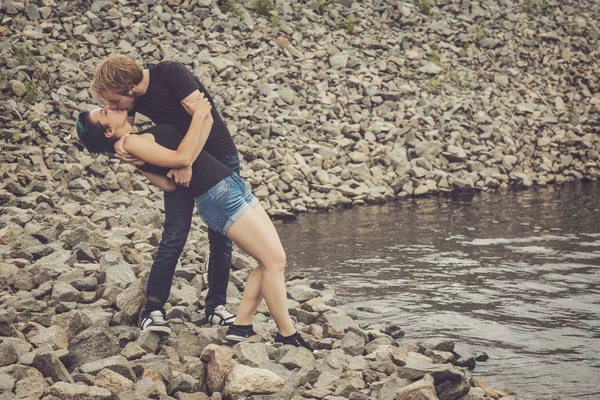 Ευτυχισμένο ζευγάρι ερωτευμένων στην όχθη του ποταμού — Φωτογραφία Αρχείου