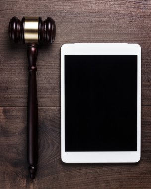Tokmak ve tablet bilgisayarda kahverengi ahşap backgroundjudge tokmak ve tablet bilgisayarınız masanın üzerine yargıç