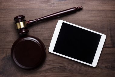 Tokmak ve tablet bilgisayarda kahverengi ahşap backgroundjudge tokmak ve tablet bilgisayarınız masanın üzerine yargıç