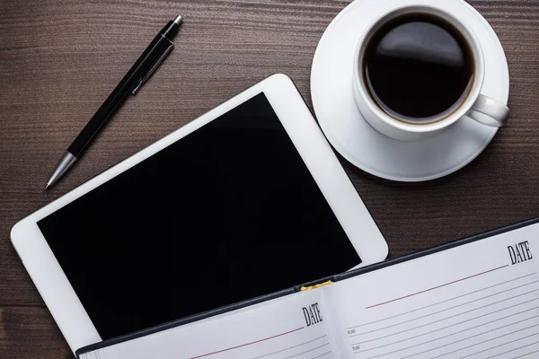 Mesa de oficina de hombre de negocios con tablet — Foto de Stock