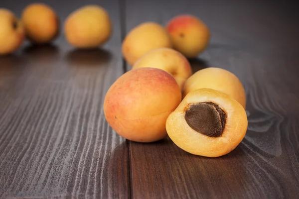 Några färska aprikoser över trä bakgrund — Stockfoto
