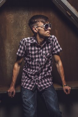 Endüstriyel arka plan üzerinde genç adam