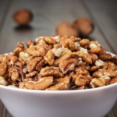 Ceviz ahşap masa üzerinde beyaz kase