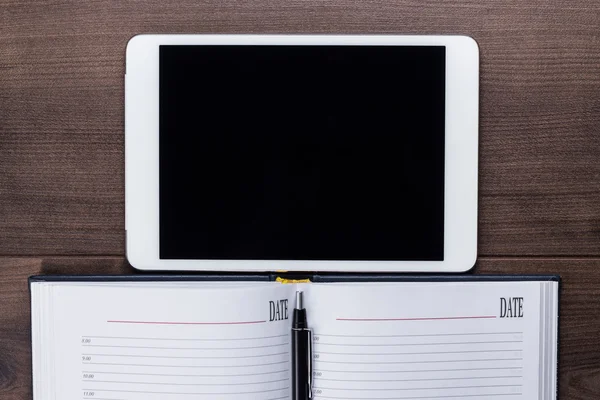 Tisch des Geschäftsmannes mit Tablet-Computer — Stockfoto