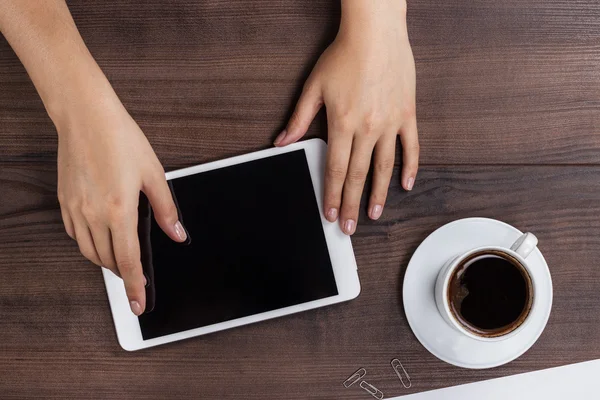 Ręce kobiety z komputera typu tablet i kawy na stole — Zdjęcie stockowe