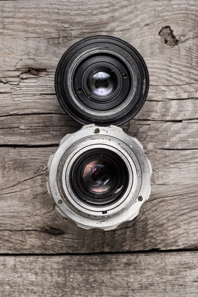 Retro kameraobjektiv på bordet — Stockfoto