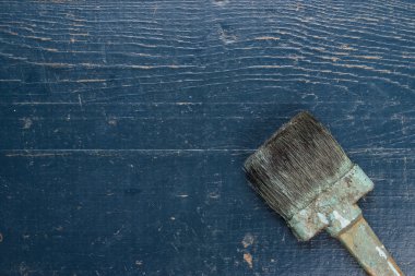 Masadaki eski fırça.