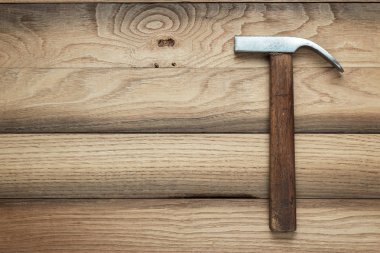 Pençe çekiç masada