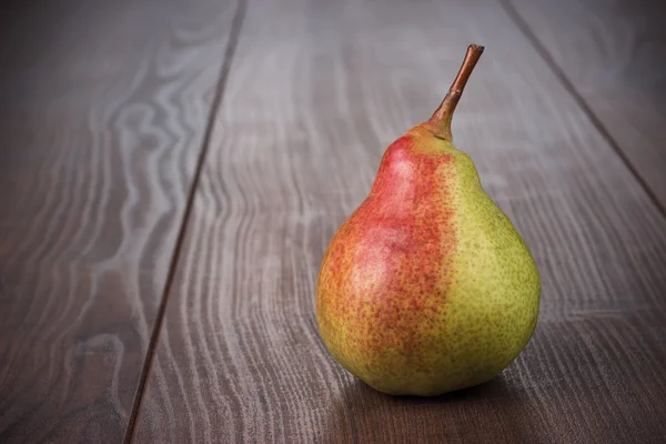 木制桌子上的新鲜梨子 — 图库照片