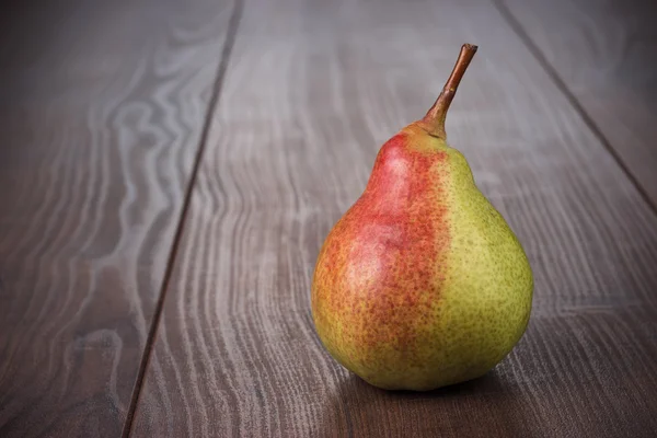 Frische Birne auf dem Holztisch — Stockfoto