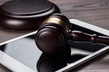 Tokmak ve tablet bilgisayarda kahverengi ahşap backgroundjudge tokmak ve tablet bilgisayarınız masanın üzerine yargıç