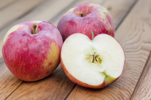 Manzanas frescas sobre la mesa — Foto de Stock