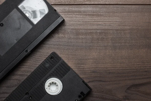 Gamla retro videoband på trä bakgrund — Stockfoto