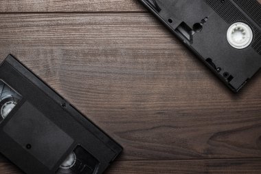 ahşap zemin üzerinde eski retro video kaset