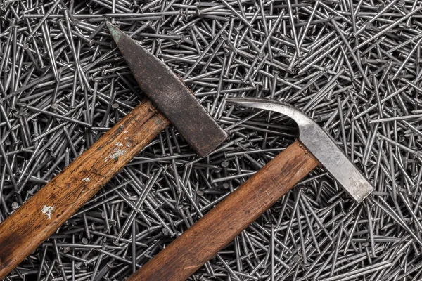 Vecchi martelli e chiodi sul tavolo — Foto Stock