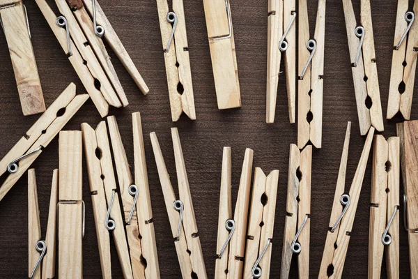 Wäscheklammern aus Holz auf dem Tisch — Stockfoto