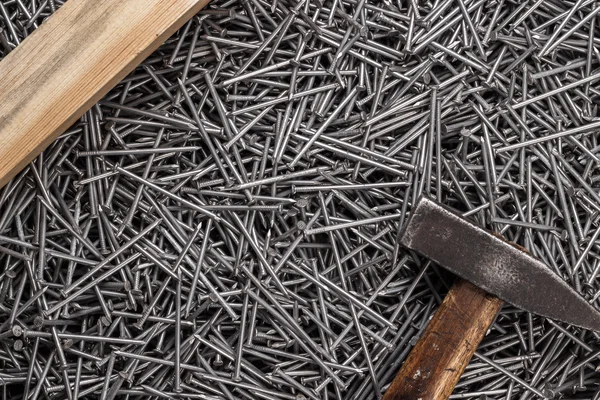 Oude nagels van de hamer en houten plank — Stockfoto