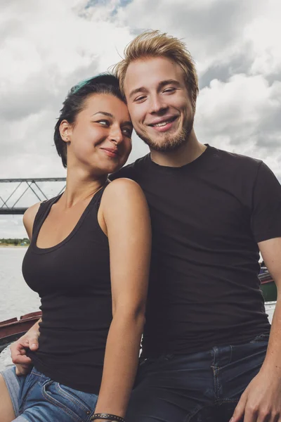 Lyckliga älskande par på Älvstranden — Stockfoto