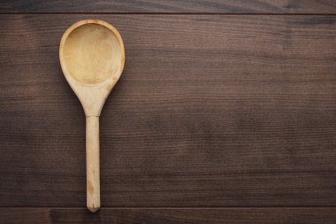 Mavi masa üstünde tahta kaşık