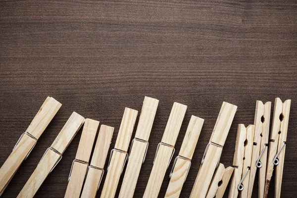 Houten wasknijpers op tafel — Stockfoto