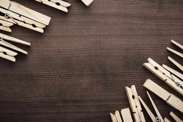 Dřevěné kolíčky na prádlo na stůl — Stock fotografie