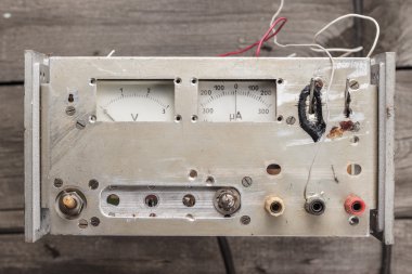 eski analog voltmetre ve amperemeter
