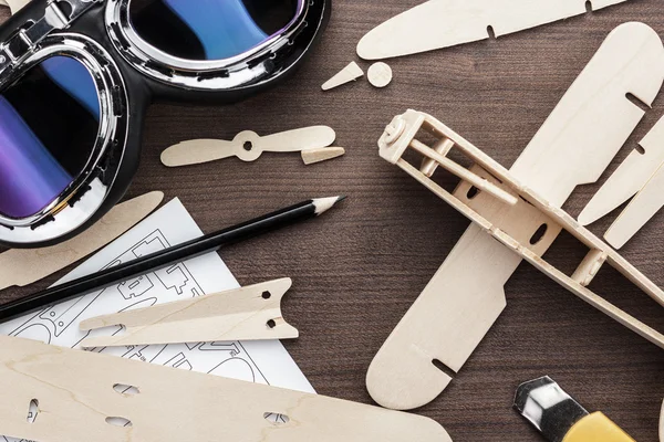 Літак ручної роботи на коричневому дерев'яному столі — стокове фото