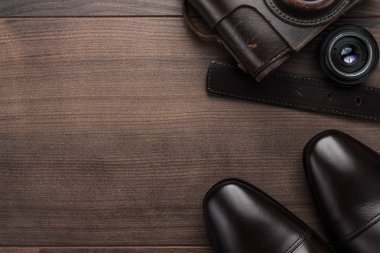 kahverengi Ayakkabı ve film kamera arka plan