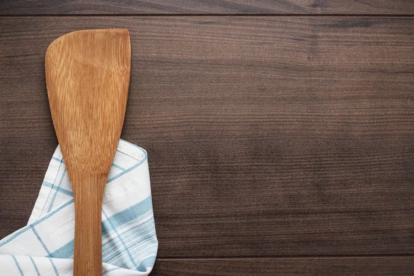 Espátula de madera sobre la mesa marrón — Foto de Stock