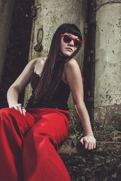 Menina elegante em calças vermelhas e óculos — Fotografia de Stock