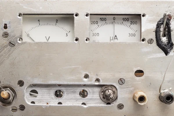 Oude analoge voltmeter en amperemeter — Stockfoto