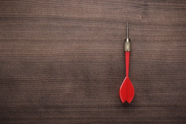 木製の背景に赤の dart — ストック写真