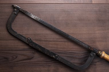 eski demir testeresi ahşap arka plan üzerinde paslanmış