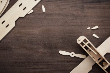 el yapımı uçak üzerinde kahverengi ahşap tablo