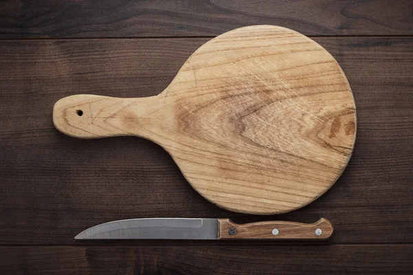 Breadboard e faca na mesa — Fotografia de Stock