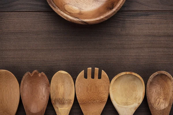 Cucchiai di legno sul tavolo blu — Foto Stock