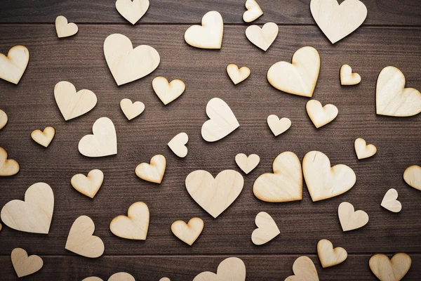 Drewniane serca kształtów na stole — Zdjęcie stockowe