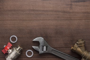 ayarlanabilir anahtarı ve borular