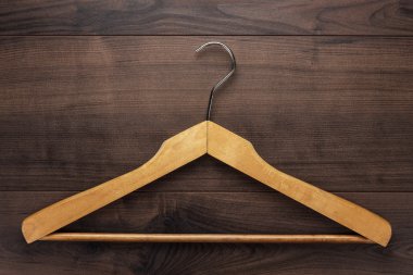 Elbise askısı kahverengi masada.