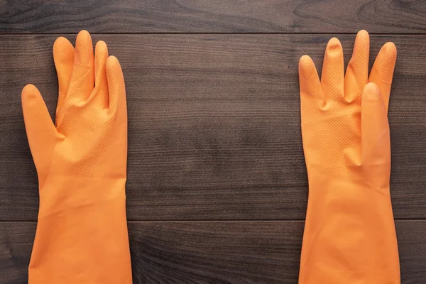 オレンジ色のゴム手袋のクリーニング — ストック写真