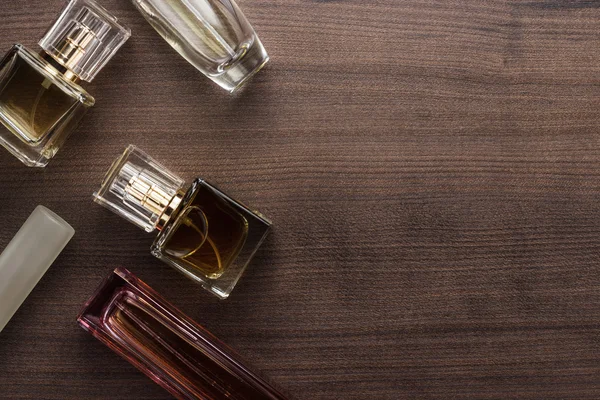 Diferentes frascos de perfume sobre la mesa —  Fotos de Stock