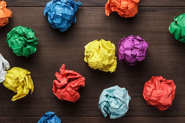 ahşap arka plan üzerinde renkli buruşuk kağıt