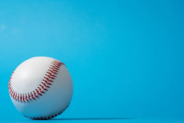 Pelota de béisbol sobre fondo azul en perspectiva Imagen De Stock