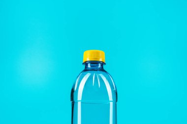 mavi arka planda sarı kap ile plastik su şişesi